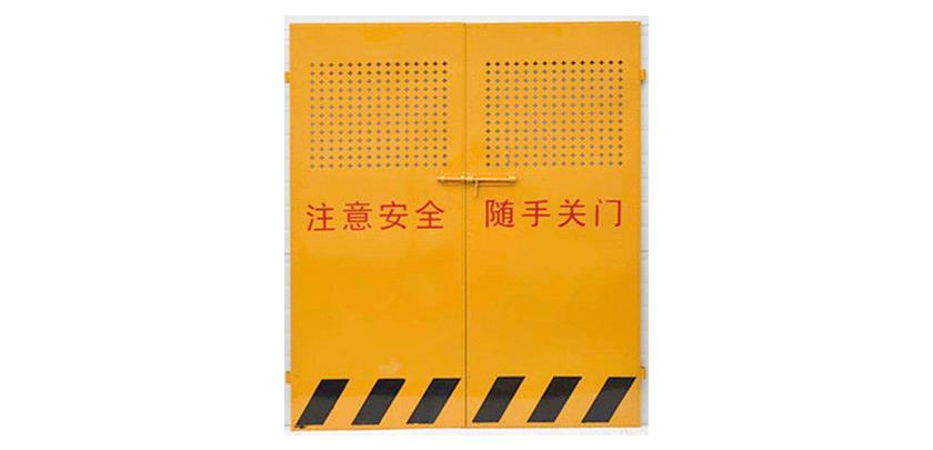 為什么施工電梯防護門是黃色的？
